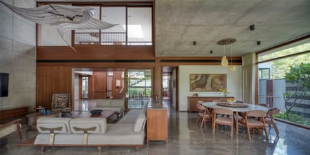 The House of Parallel Walls